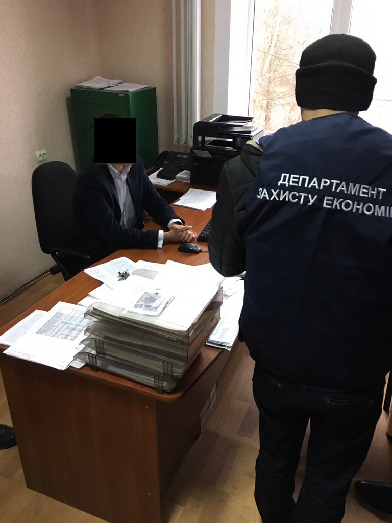 Начальника Красилівського райвідділу державної виконавчої служби взяли на хабарі - фото 1